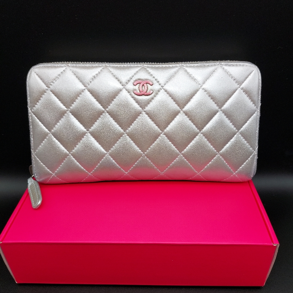 🌺CHANEL Gusset Quilted Silver Metallic Zip Wallet 🌺